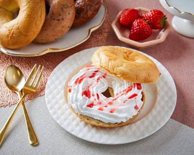 103■ホイップ×ストロベリーソースベーグル Whipped Cream x Strawberry Sauce Bagel