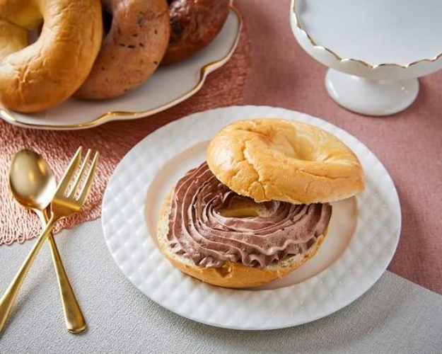 201■チョコホイップベーグル Chocolate Whipped Cream Bagel