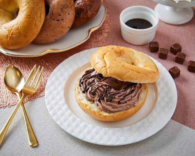 202■チョコホイップ×チョコソースベーグル Chocolate Whipped Cream x Chocolate Sauce Bagel