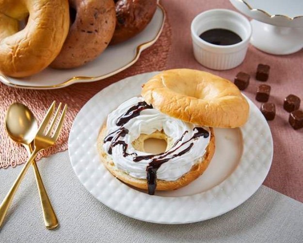 102■ホイップ×チョコソースベーグル Whipped Cream x Chocolate Sauce Bagel